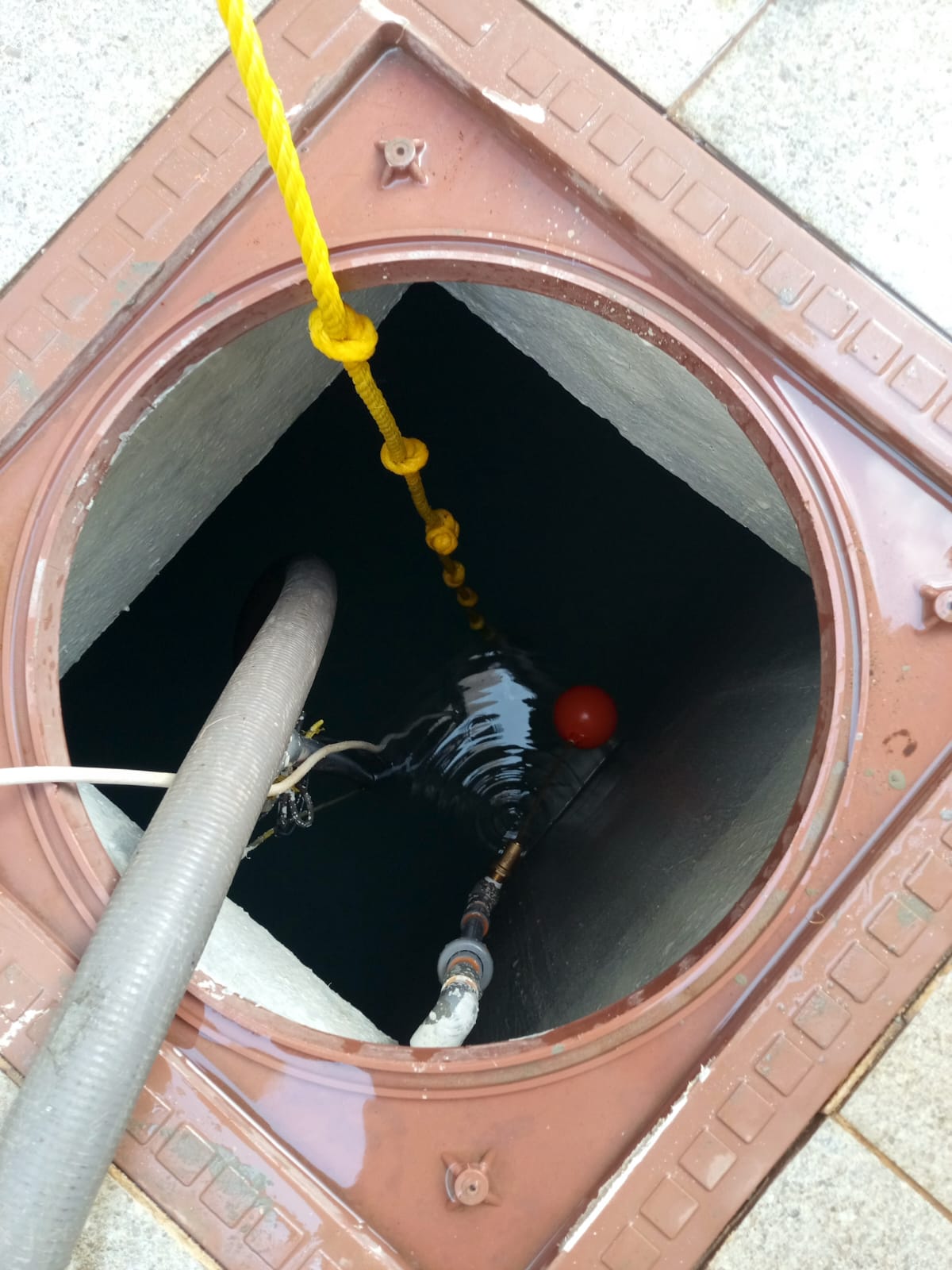 تنظيف وعزل خزانات